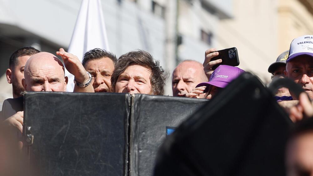 Javier Milei asiste a un acto de campaña junto a candidatos de su partido