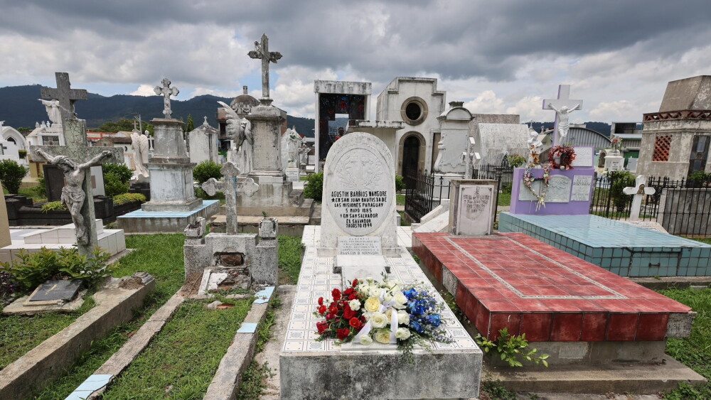 Tumba de Mangoré en El Salvador.jpg