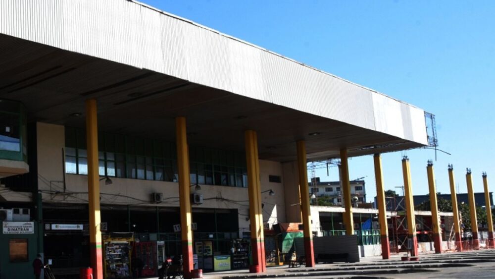 Embarque. Buses no llegan hasta  la Terminal  y  los pasajeros  ahora deben abordar   los colectivos  en la calle.