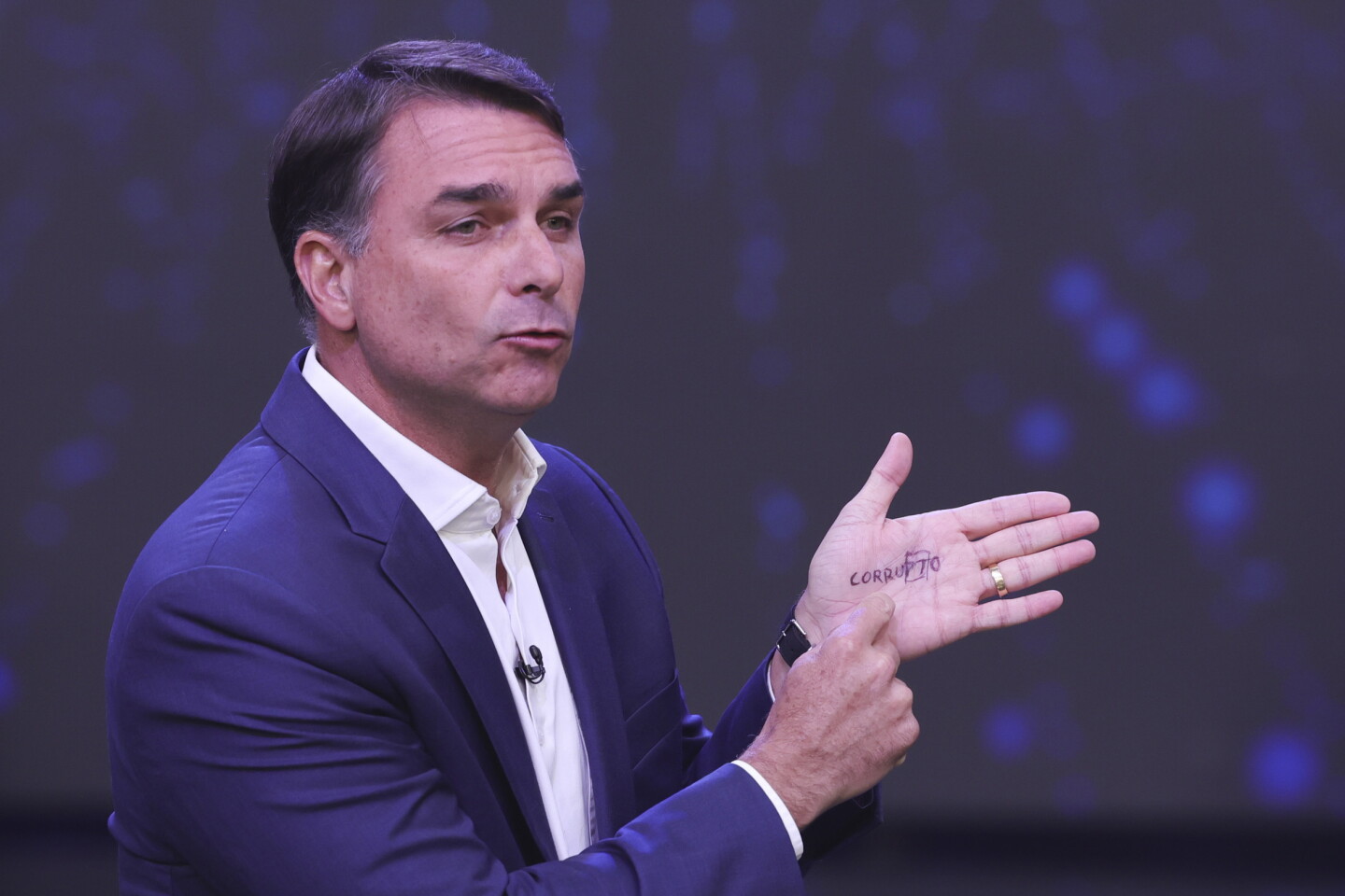 Lula y Flávio Bolsonaro chocan en debate por las sospechas de corrupción de sus entornos
