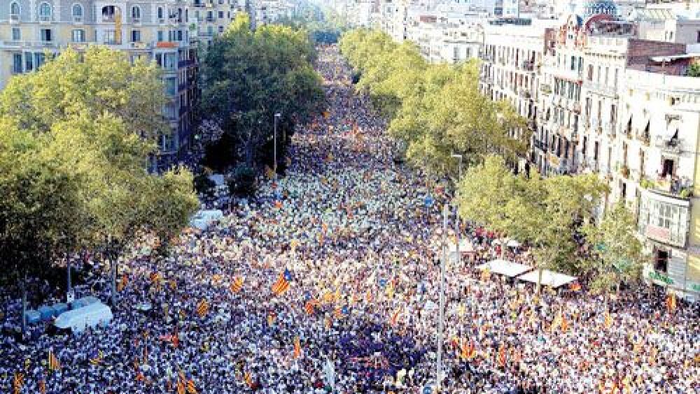 Multitud.  La ciudadanía de Cataluña en su fiesta regional de nuevo exigió su independencia.