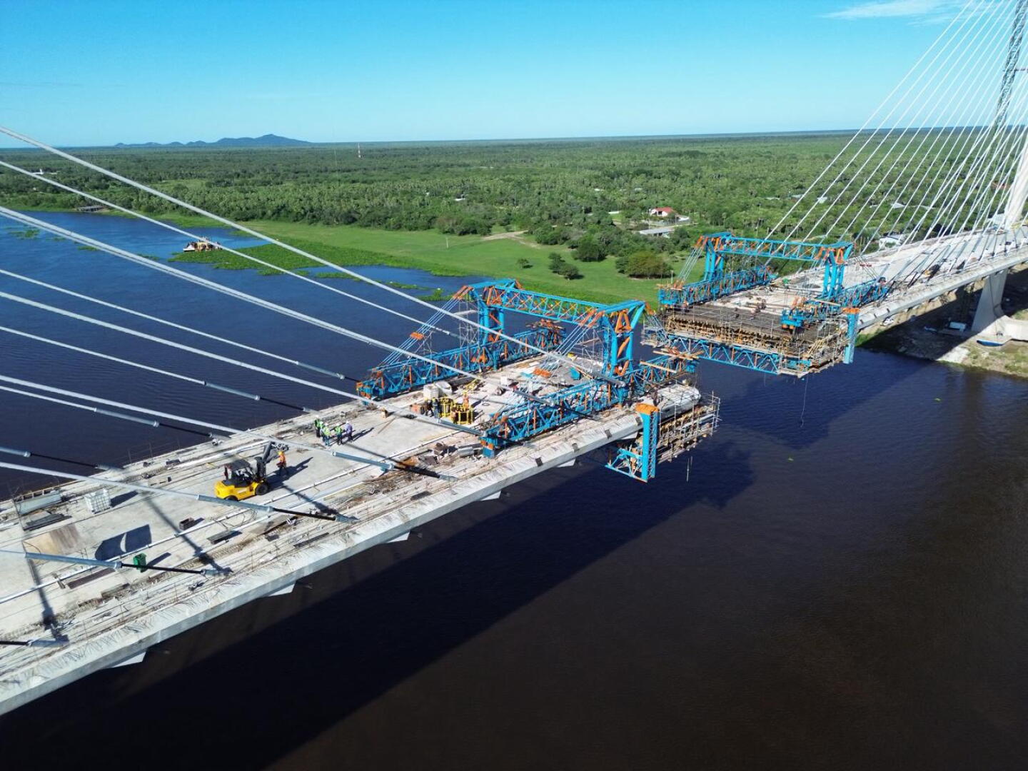 Primer puente con Brasil sobre el río Paraguay entra en su tramo final