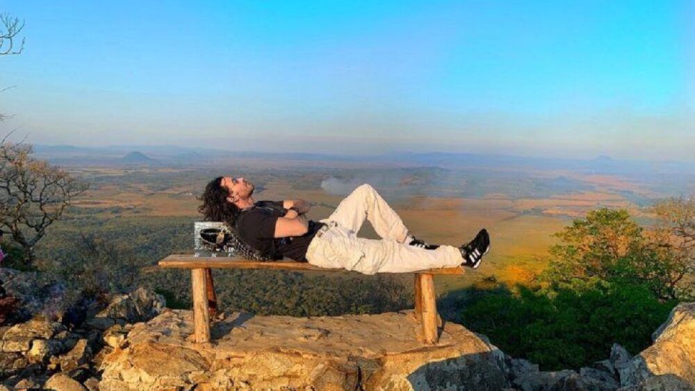 Mario Cimarro en la cima del Cerro Acahay, en el Departamento de Paraguarí.