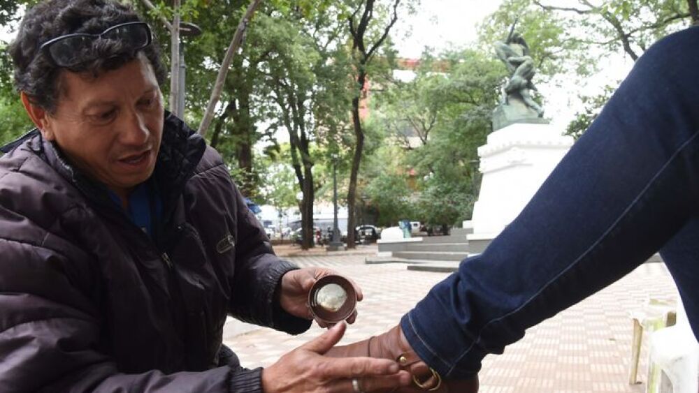 “Con este trabajo les hice estudiar a todas mis hijas” Víctor (53) desde 1987 trabaja en la plaza. “Con este trabajo les hice estudiar a todas mis hijas: Una es contadora, otra es ingeniera y otra, profesora en sicología”, comenta orgulloso. Por más de que “a veces está difícil” y hace nada o poco, no cambia por ningún otro trabajo este oficio en la plaza, donde el ambiente “es más tranquilo”. Además, puede tomar tereré, escuchar música y se entretiene viendo a la gente que va y viene.