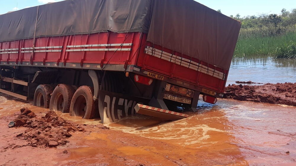 60 camiones varados por desborde de arroyo en San Pedro - Última Hora | Noticias de Paraguay y el mundo, las 24 horas. Noticias nacionales e internacionales, deportes, política. Noticias de último momento.