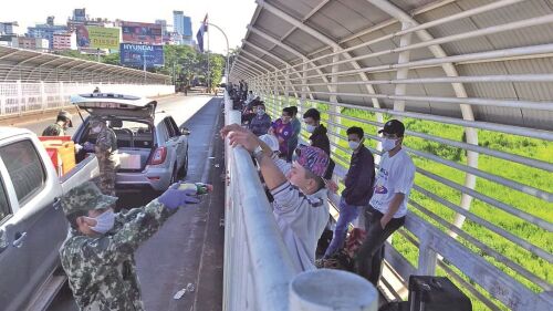 Asistencia. Miembros de las Fuerzas Armadas entregando alimentos a connacionales en el  Puente de la Amistad, el punto más crítico por donde más  compatriotas han ingresado.