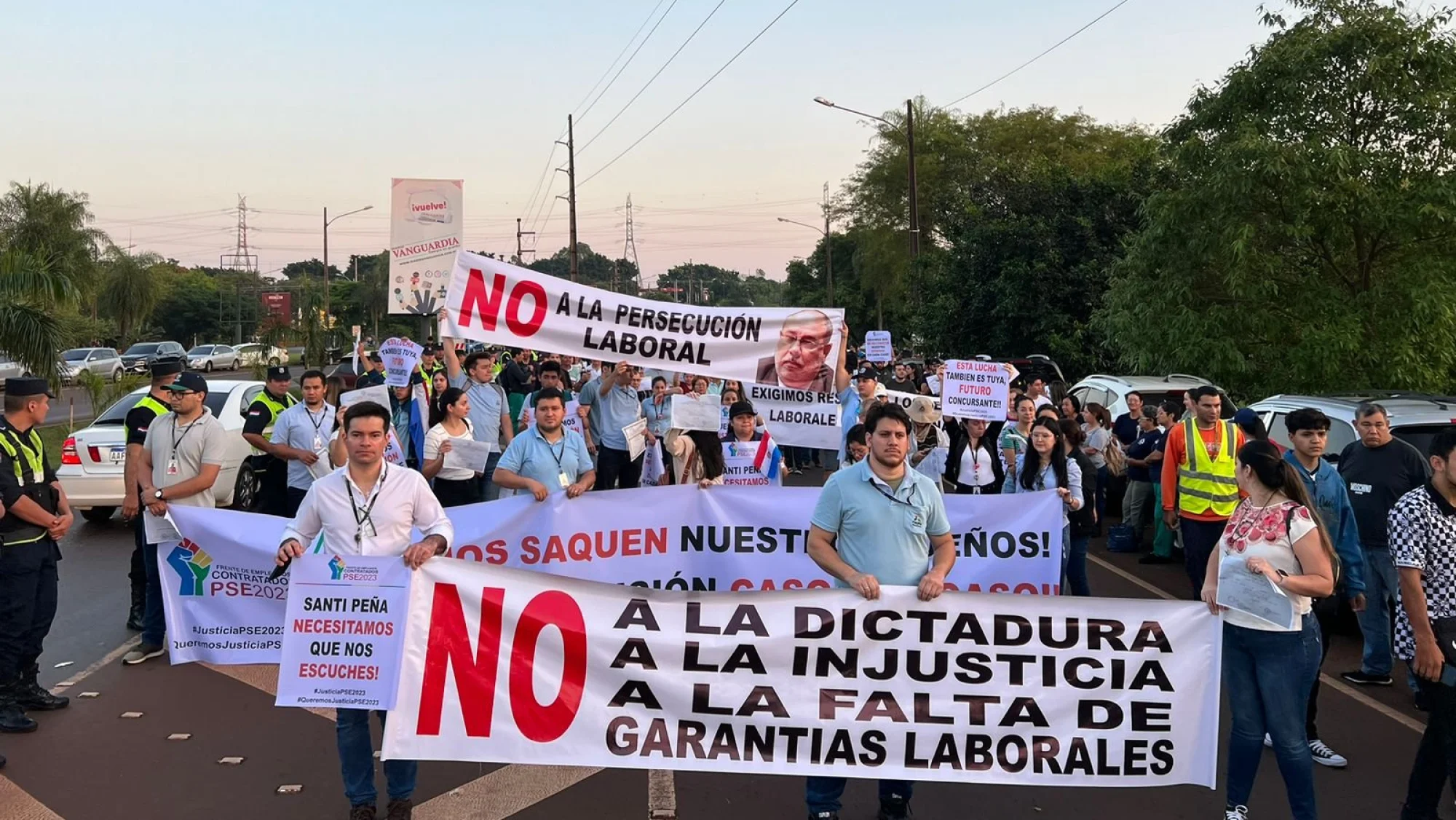 Desvinculados que no fueron reincorporados presentarán una denuncia contra Itaipú Desvinculados que no fueron reincorporados presentarán una denuncia contra Itaipú