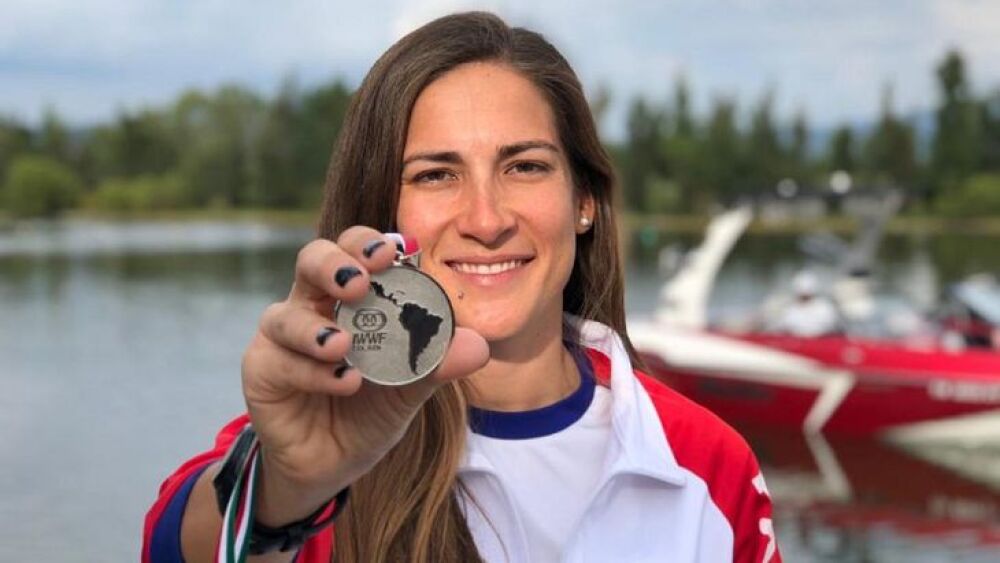 Ani Sisul muestra una medalla que consiguió para Paraguay.