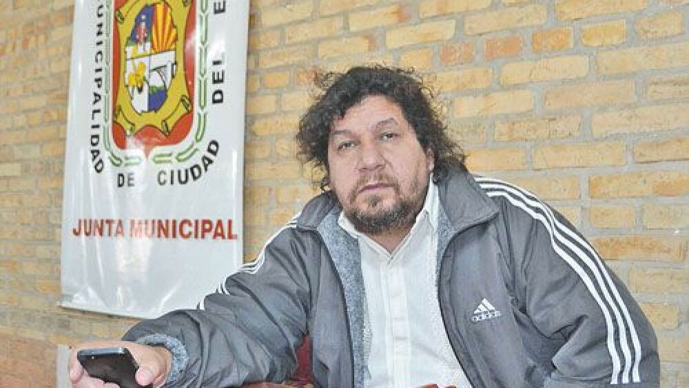 Directo.  El concejal Celso Miranda no ahorró calificativos contra la intendenta McLeod.