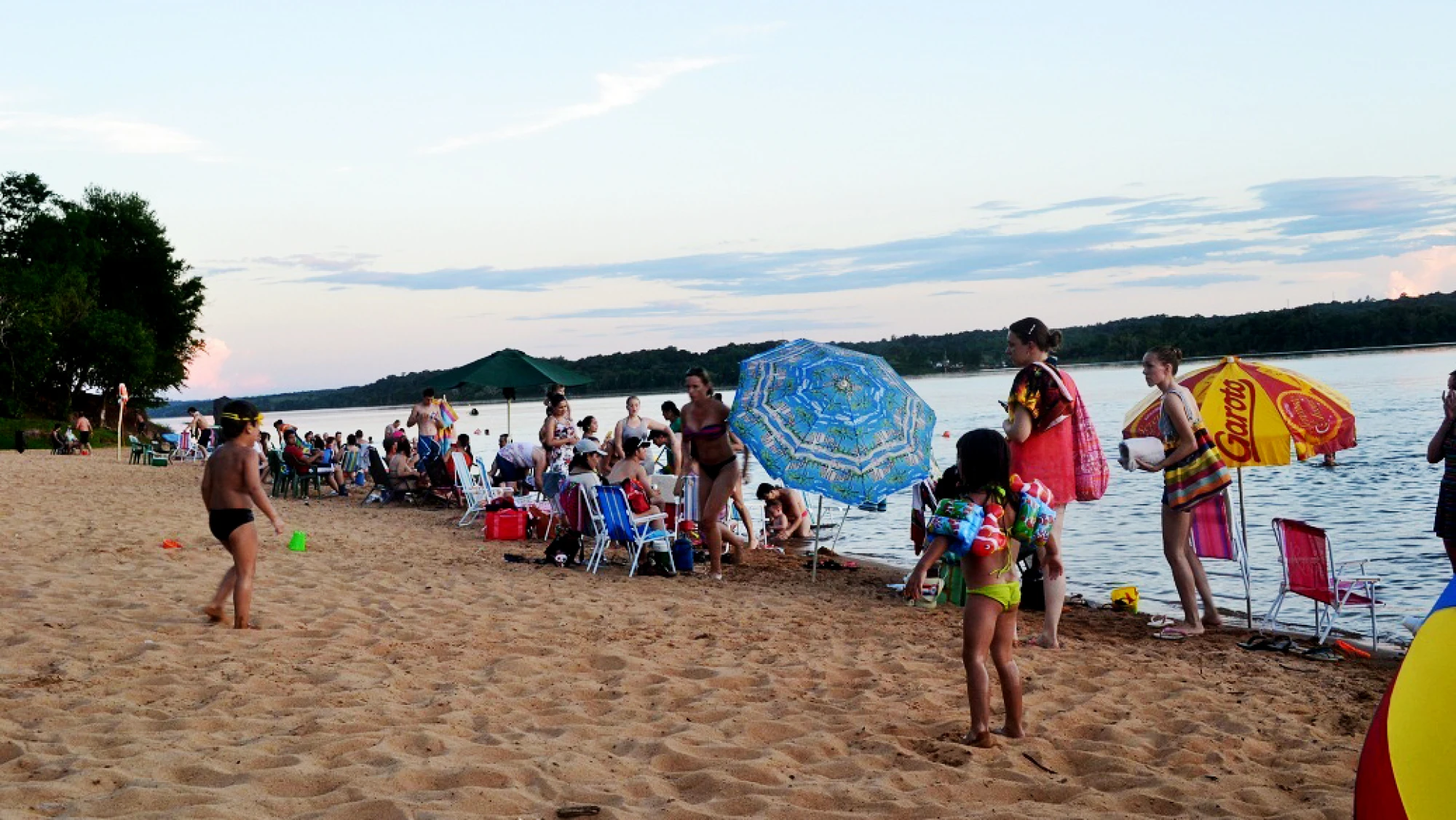 El invierno paraguayo con extremo calor empuja a la gente a las playas El invierno paraguayo con extremo calor empuja a la gente a las playas