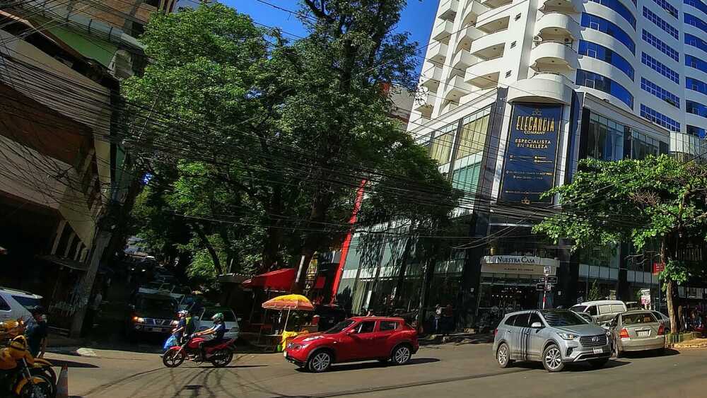 Microcentro de Ciudad del Este - Denuncian cobro abusivo de estacionamiento que llega a 100000 guaraníes por hora.jpeg