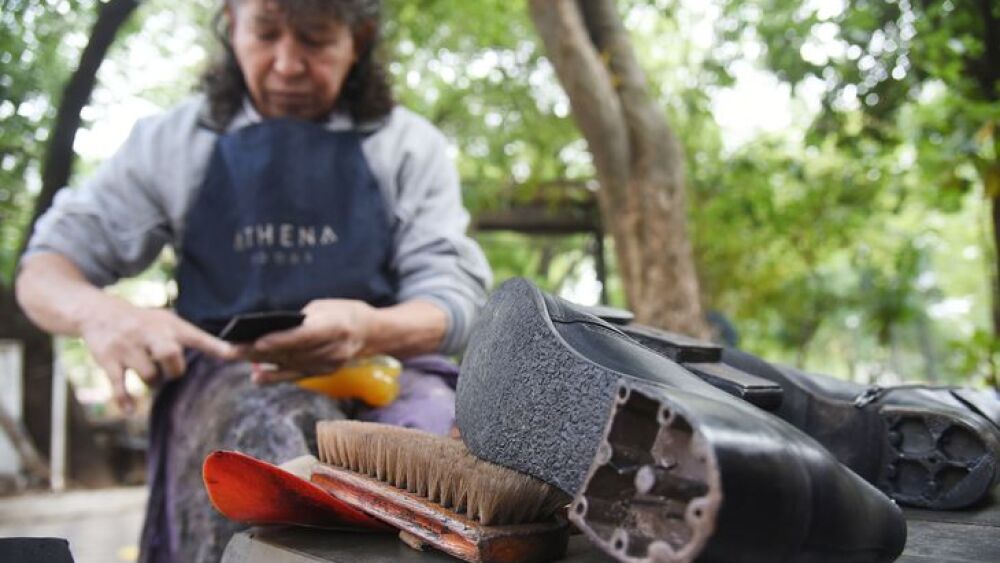 Hoy, hay más zapatos para reparar que para lustrar José, a sus 57 años de edad, sigue resistiendo en este oficio. Suscribe que de a poco están recuperando la energía de ganarse el pan diario reparando y devolviéndoles el brillo a los zapatos de la gente. “Antes venía más gente para lustrar sus zapatos, ahora son pocos, perdieron esa costumbre”, cuenta mientras arregla uno de los  varios calzados que le dejaron  clientes ocasionales, quienes retiran en el día, al salir de la oficina, o en la semana.