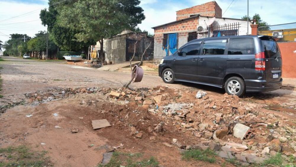 Baches. Vecinos deben señalizar con varios objetos los baches para evitar que conductores caigan en los pozos.
