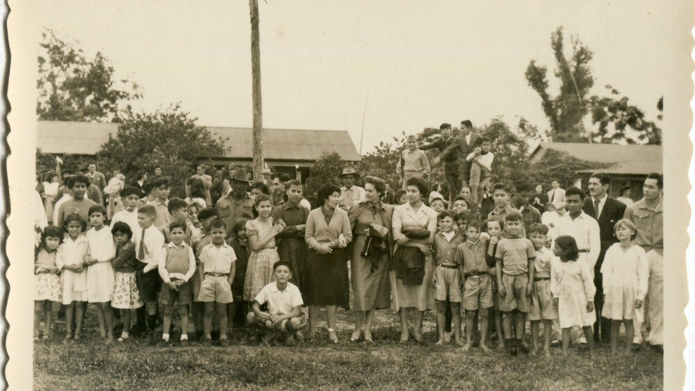 Viendo pasar el desfile en Pto. Pinasco (Archivo de Milda Rivarola).jpg