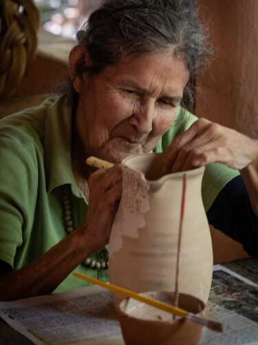 Bienvenida Páez Monges, conocida en la ciudad de Areguá como “Ña Nena” comenzó a los 17 años en la alfarería gracias a las enseñanzas de su madre. Su madre fundó una de las alfarerías más antiguas de la ciudad d.jpg