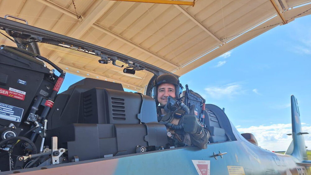 Piloto militar de la Fuerza Aérea Paraguaya al mando del Super Tucano.jpeg