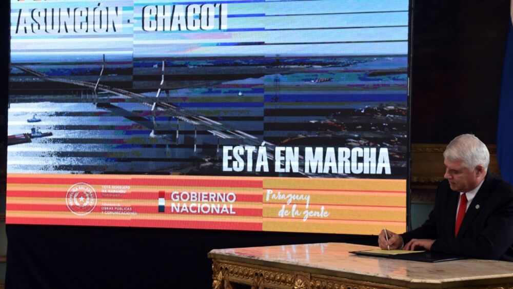 Acto oficial. El ministro Arnoldo Wiens firmó el contrato con el consorcio adjudicado.