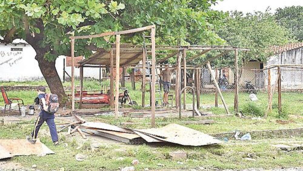 Campamento.  Sobre Estados Unidos, en la zona de barrio Obrero, familias de Santa Ana ya levantan precarias casas.