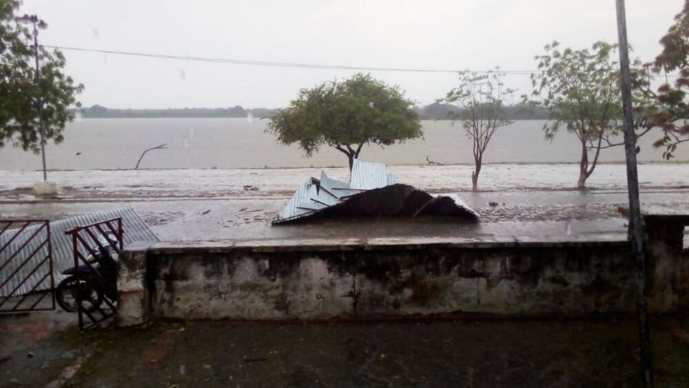Daños. La escuela y muchas viviendas perdieron  sus techos a raíz del fuerte viento.