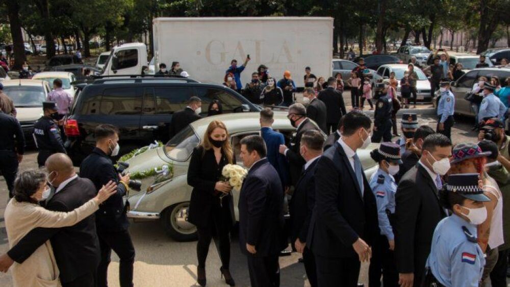 Los guardias de seguridad contuvieron a los manifestantes que intentaron acercarse a Horacio Cartes y su hija.