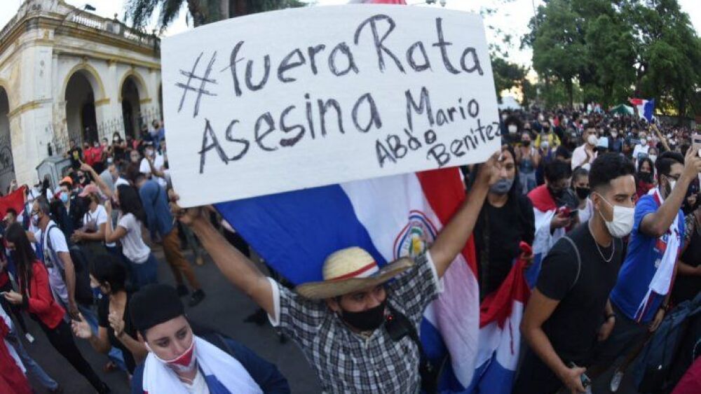Los manifestantes pidieron la renuncia del presidente Mario Abdo Benítez.
