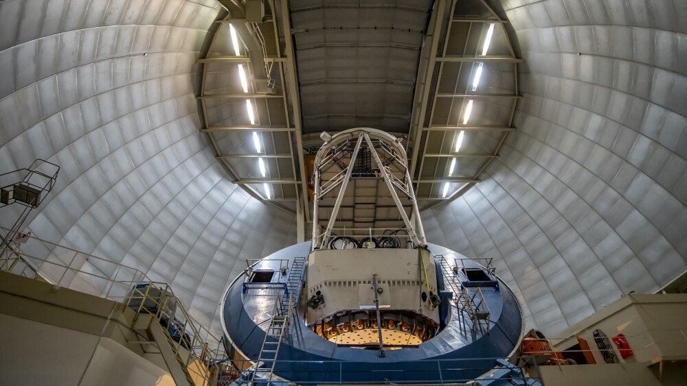 Interior del telescopio Mayall en el Observatorio Nacional de Kitt Peak.jpg