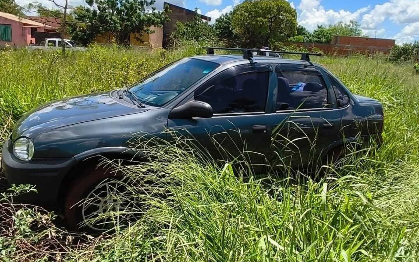 Este martes fue recuperado el vehículo de la pareja, hallado abandonado en un terreno valdío..jpeg