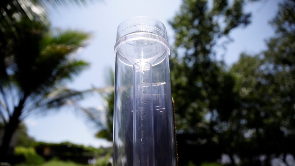 Pluviómetros ayudan en El Salvador a prevenir desastres naturales.jpg