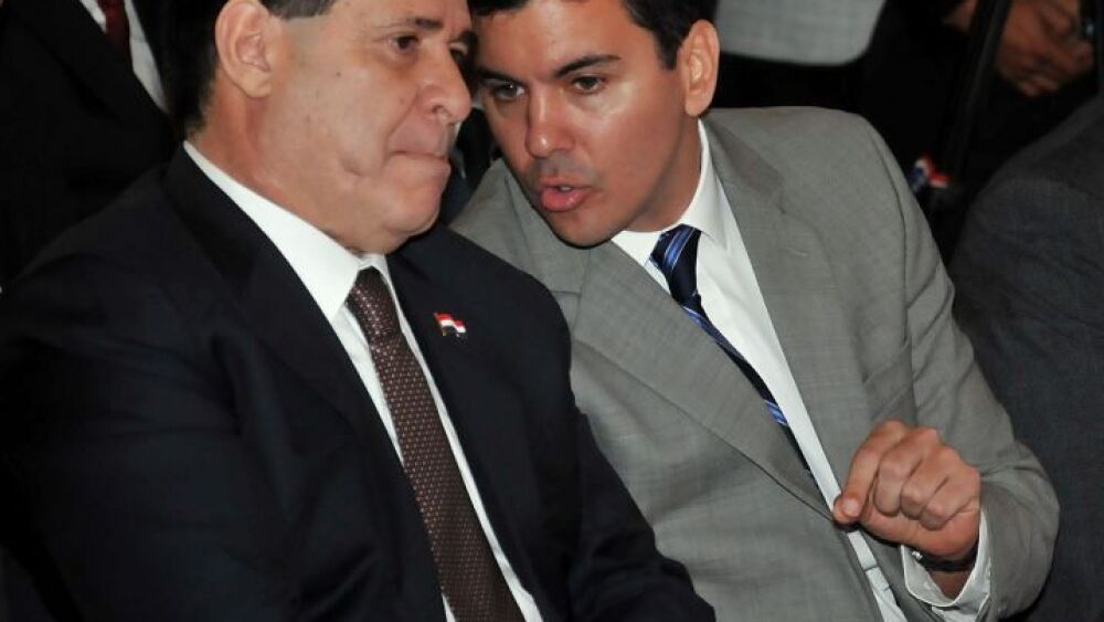 Voz oficial.  Santiago Peña, ministro de Hacienda, con Cartes.