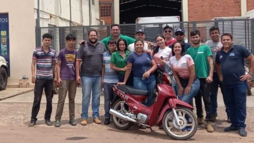 compañeros de trabajo regalan moto a víctima robo de moto.jpg