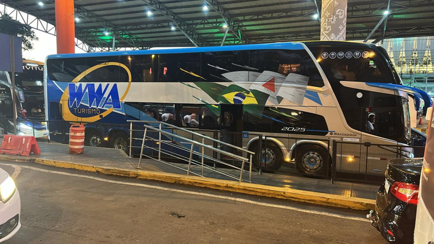 Hinchas brasileños en Puente de la Amistad.jpg