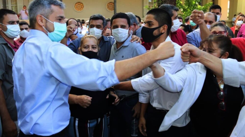 Con hurreros. En horas de la mañana el presidente se refugió junto a seccionaleros en la residencia presidencial. A la noche, anunció cambios en su Gabinete.