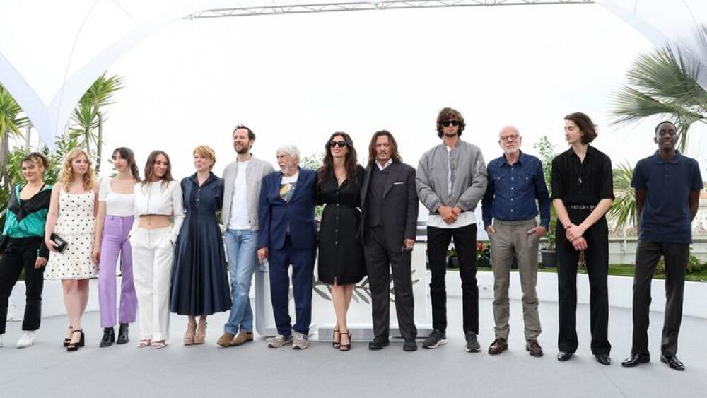 La actriz francesa Laura Le Velly, la actriz alemana Pauline Pollmann, la actriz francesa Suzanne de Baecque, la actriz francesa Capucine Valmary, la actriz francesa India Hair, el actor francés Benjamin Lavernhe, el actor francés Pierre Richard, el director de cine Maiwenn, el actor estadounidense Johnny Depp, el actor francés Diego Le Fur, el actor francés Pascal Greggory, el actor francés Thibault Bonenfant y el actor Djibril Djimo asisten al photocall de 'Jeanne du Barry' durante la 76ª edición del Festival de Cine de Cannes, en Cannes.