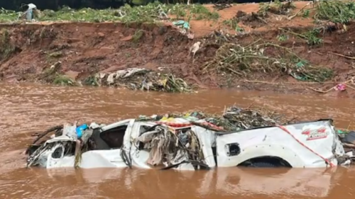 hilux inundada en arroyo.png