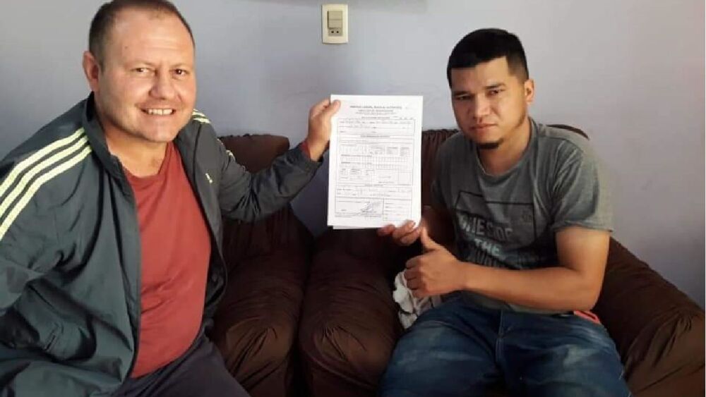 Roque Báez (foto izquierda), presidente del Comité Liberal de San Juan Nepomuceno (Caazapá), se encargó de afiliar al popular personaje  Jakare Saenger al   Partido Liberal Radical Auténtico. La foto del fichaje de Vicente fue compartida por el senador Bl