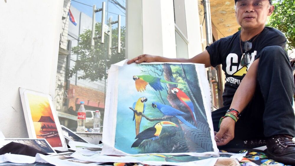 Desde Perú.  Pedro Castillo (54) está en el país hace seis meses vendiendo sus obras.