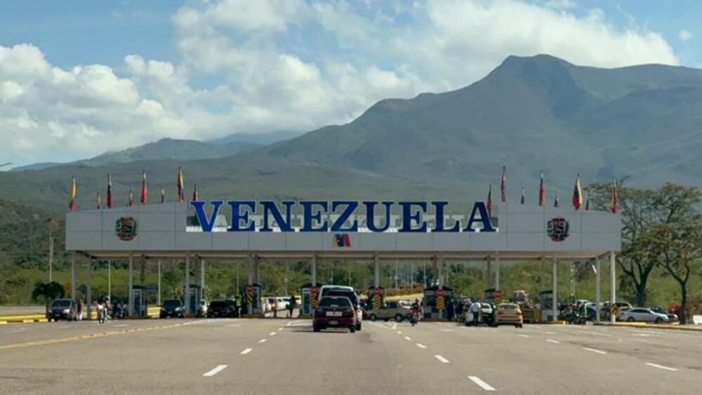 Pasajeros improvisan rutas por tierra y líneas locales ante crisis de vuelos en Venezuela Pasajeros improvisan rutas por tierra y líneas locales ante crisis de vuelos en Venezuela