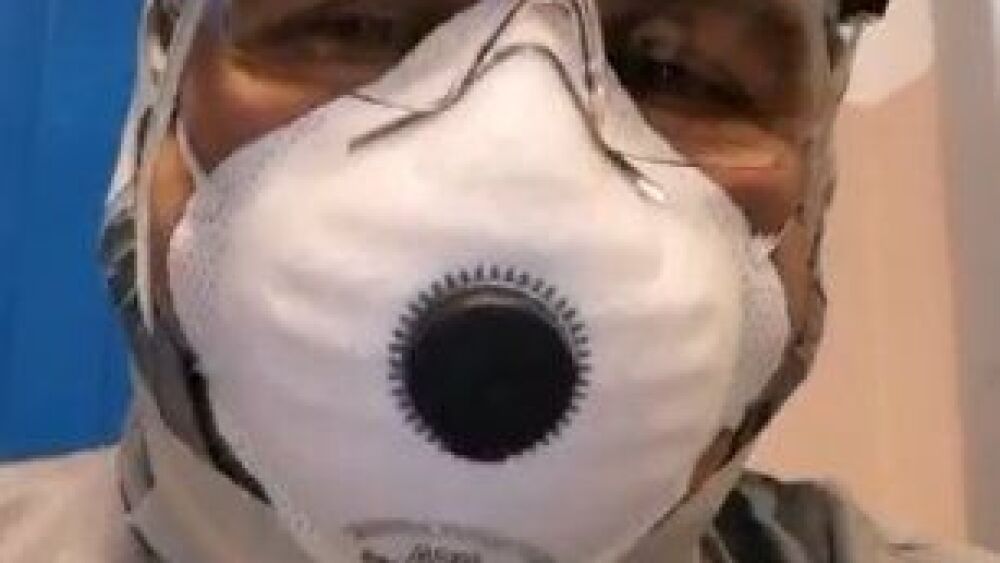 Envía videos a sus camaradas y amigos compueblanos.