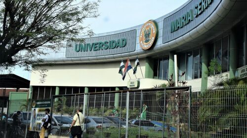 La sede. Así luce la fachada del local de la Facultad de Ciencias Médicas de la Universidad Privada María Serrana.