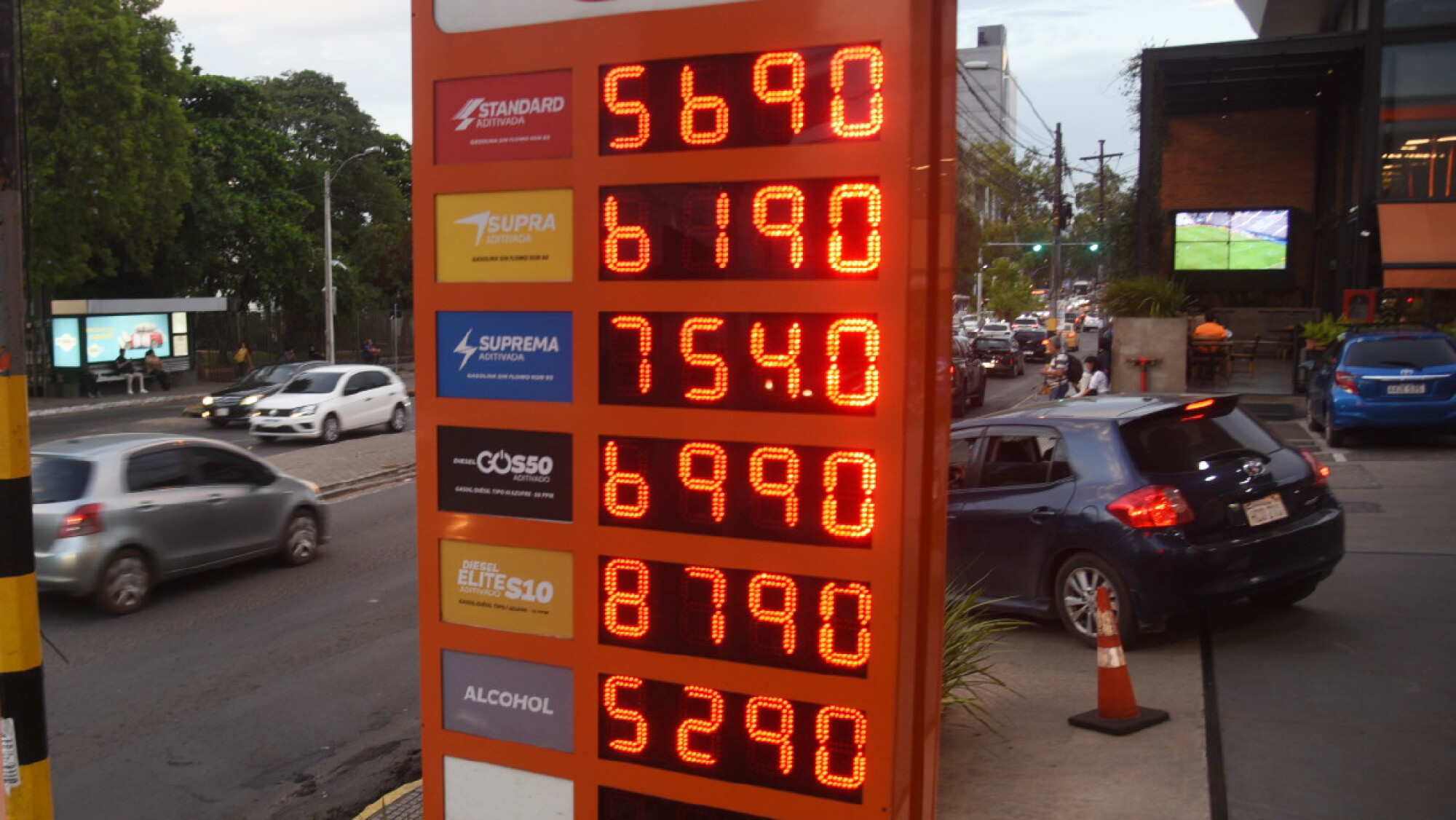 Principales emblemas privados suben precio de sus combustibles - Última ...