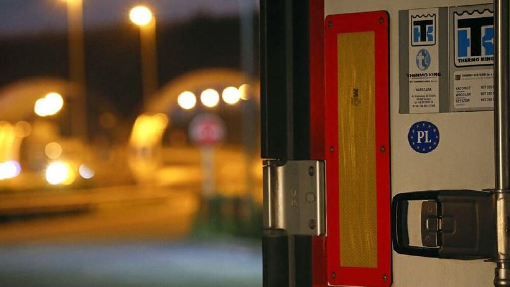 Camión frigorífico en cuyo interior fueron localizados hace una año varios refugiados sirios con síntomas de falta de oxígeno e hipotermia, en España. EFE/Archivo