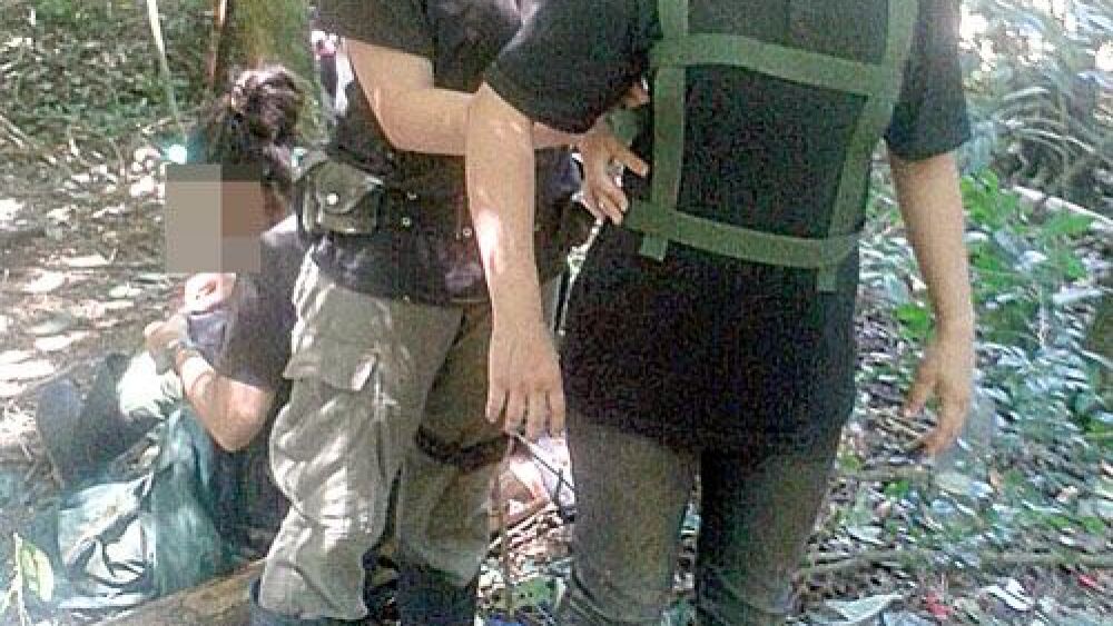 Juntas.  A   Zulma Jara Larrea (18) su pariente  le prueba un chaleco. Atrás, la familiar de Ramos Morel corta una tela.