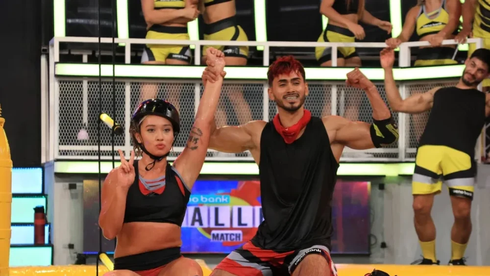 ¡#AdriC7 lo arriesgó y venció!#DelAmorAlLimbo - La gladiadora realizó una maniobra atrevida y ahora festeja con #RodriC7 que recuperaron COLOR.   @ueno_py #Calle7Match.webp