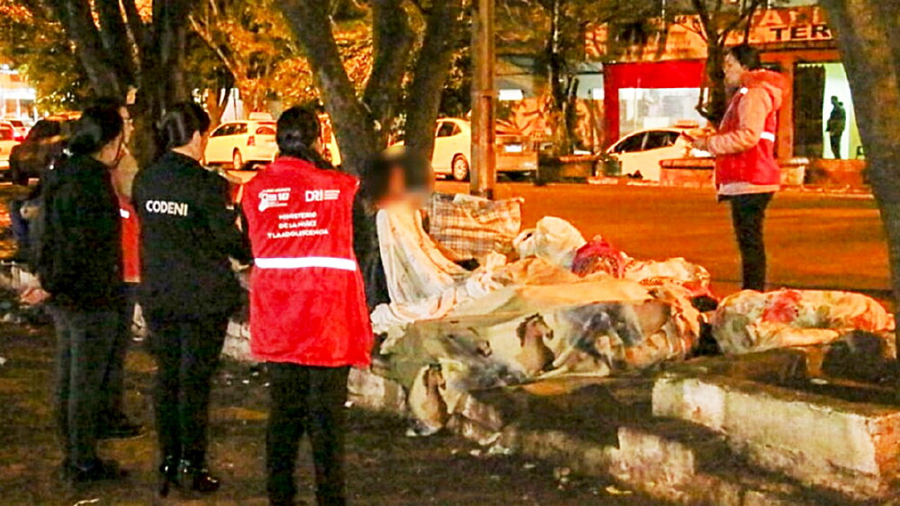 Intemperie. Sobre la fría vereda y tapados con mantas raídas se encontraban varios menores..jpg