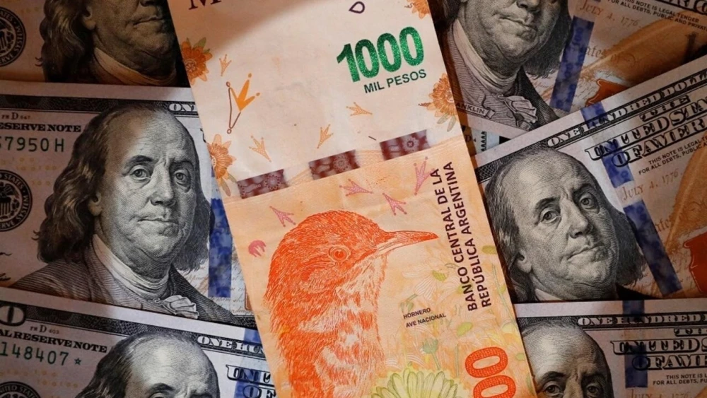 Dolarizar o no, el dilema que quita el sueño a los votantes de Argentina Dolarizar o no, el dilema que quita el sueño a los votantes de Argentina