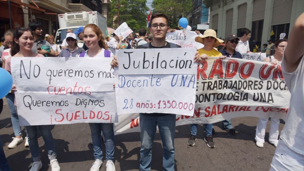 Reclamo. Los docentes coparon ayer las calles del centro en inmediaciones de Hacienda.