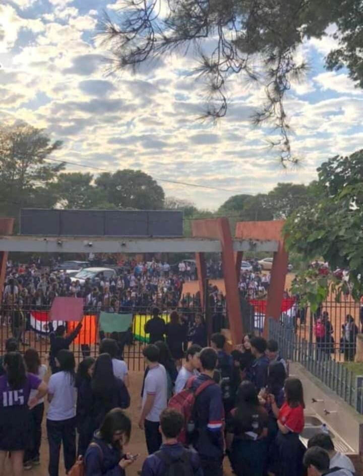 Toma de Colegio en Caacupe.jpg
