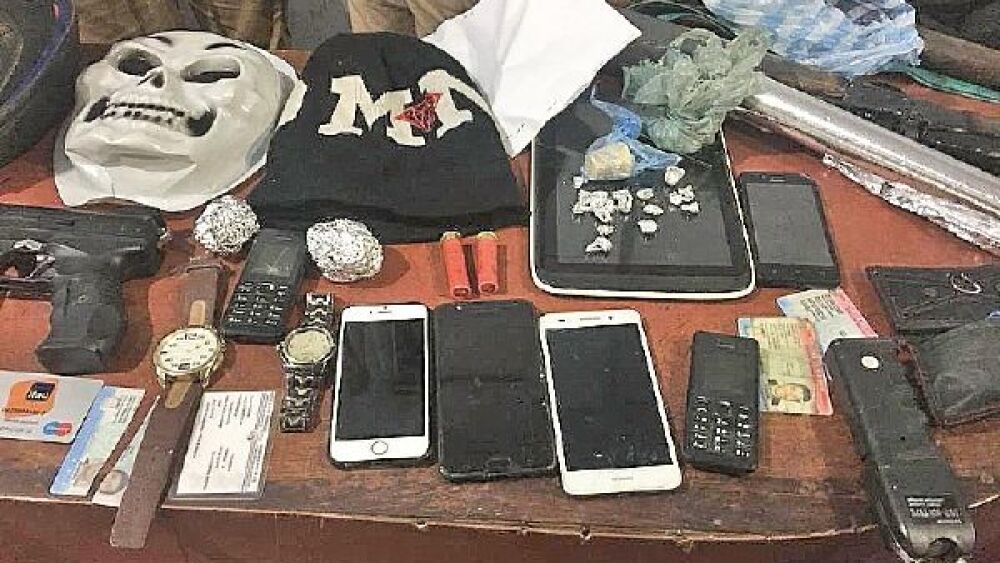 Evidencias. Celulares, relojes, máscaras, gorros, drogas.
