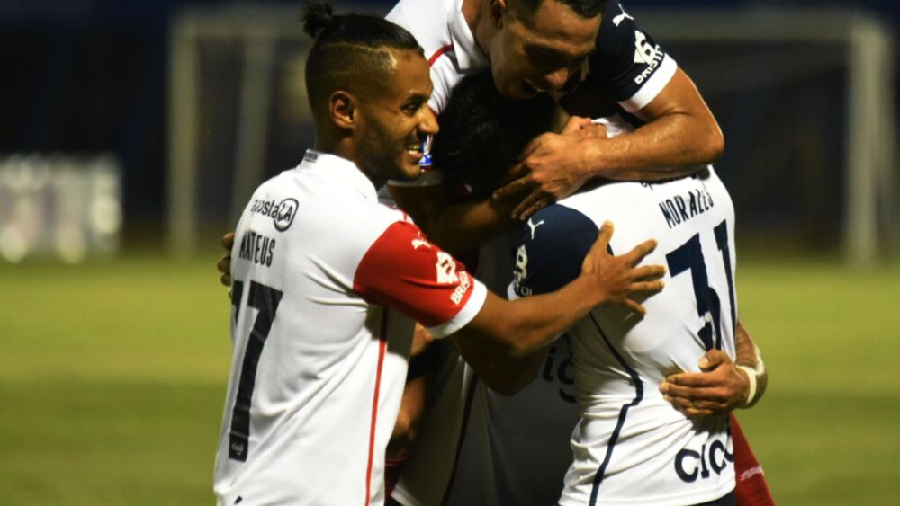 El primer festejo. Goncalves y Lucena congratulan a Robert Morales por su gol ante Sol de América.