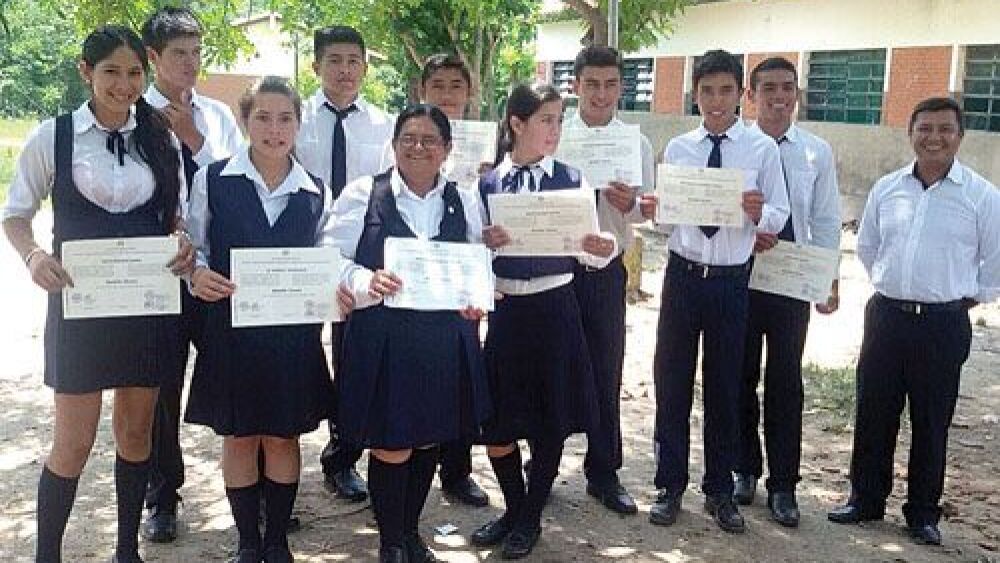 Feliz.   Inesia Arévalos viuda de Coronel, en medio de sus compañeros de promoción.
